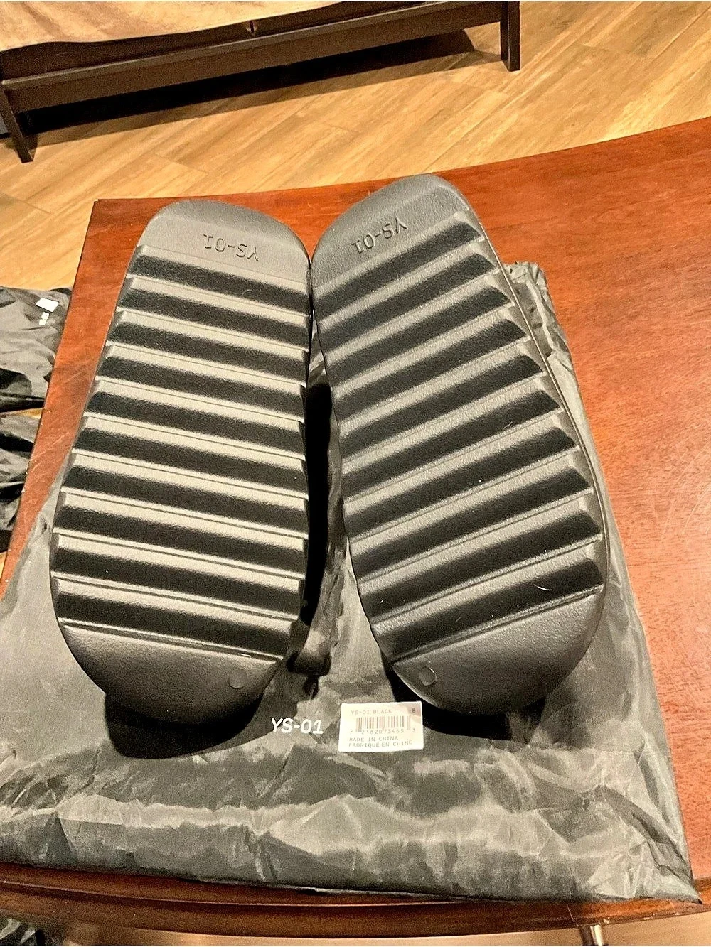 YS-01 Black Slides US 8 NWT